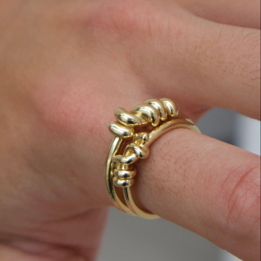 Thick Entangled Knot Ring