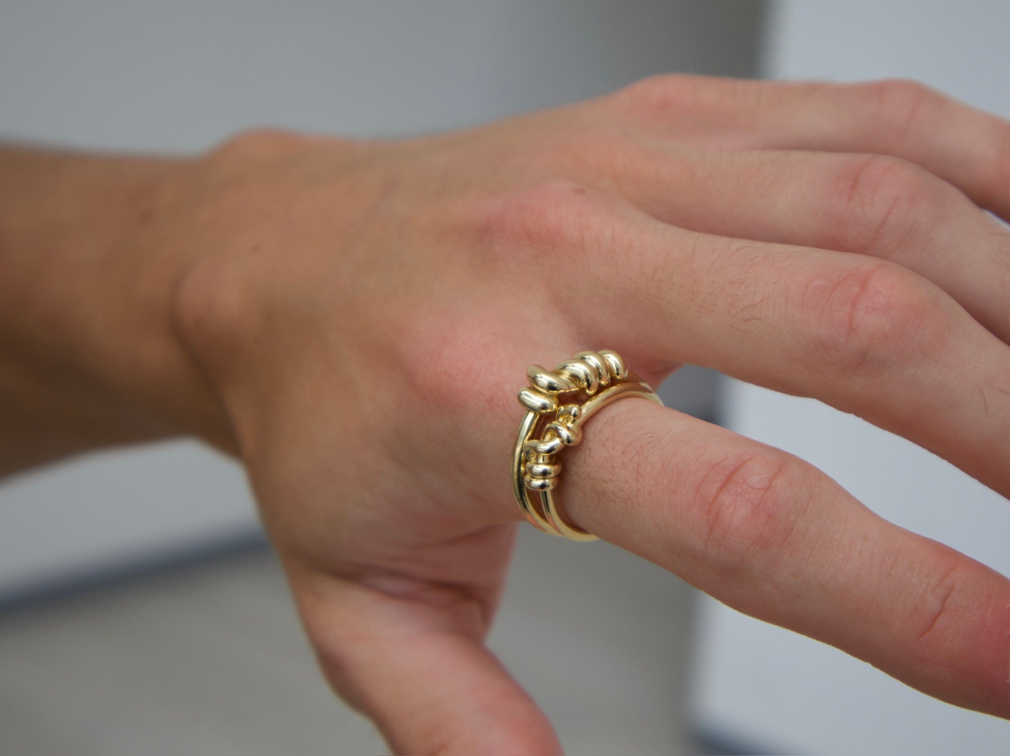 Thin Entangled Knot Ring