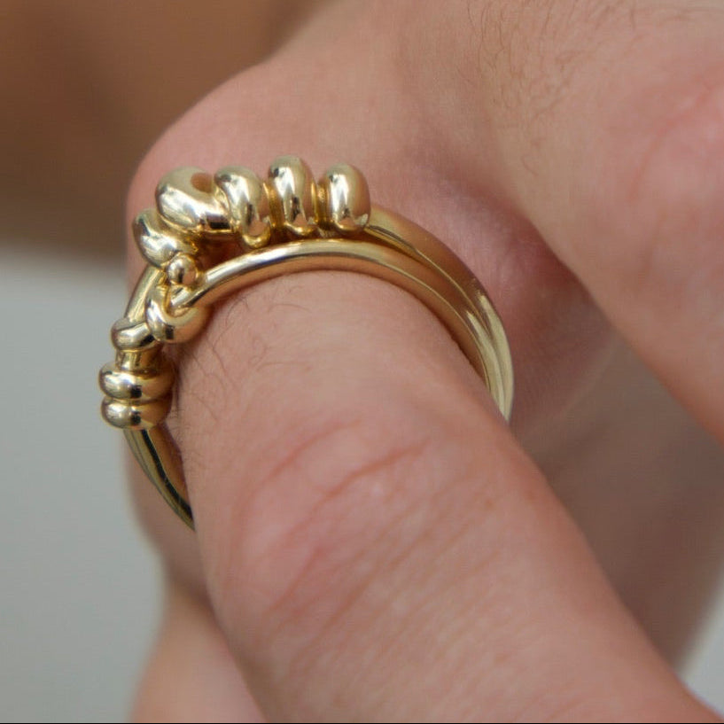 Thick Entangled Knot Ring
