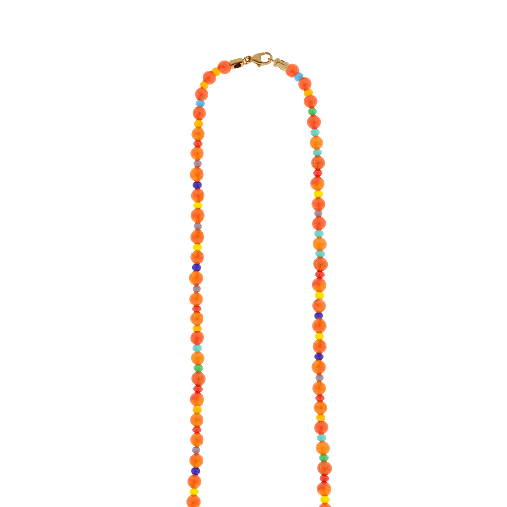 Barre d’identification de baguette de saphir arc-en-ciel sur collier de perles de cornaline