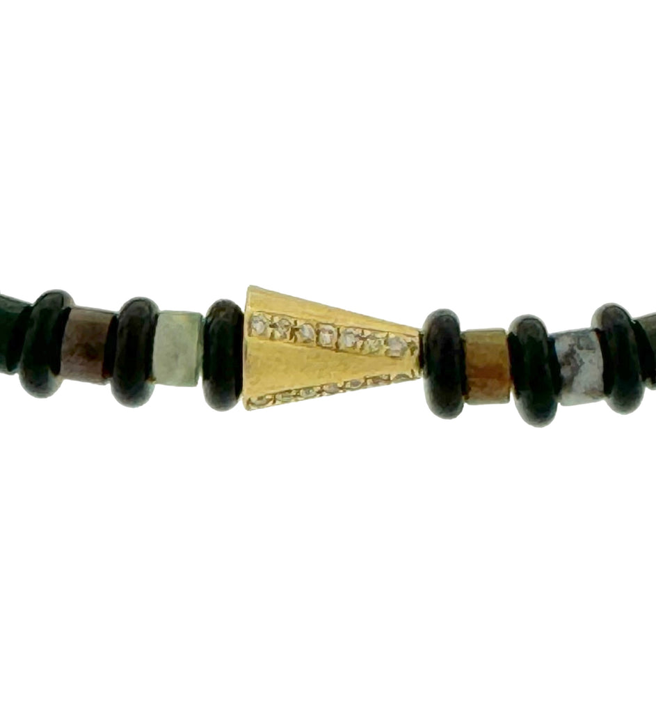 Cône de flèche avec diamants sur bracelet de perles