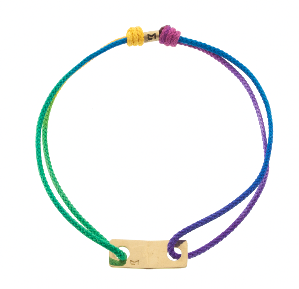 Petite plaque d'identification à maillons dorés sur bracelet cordon arc-en-ciel