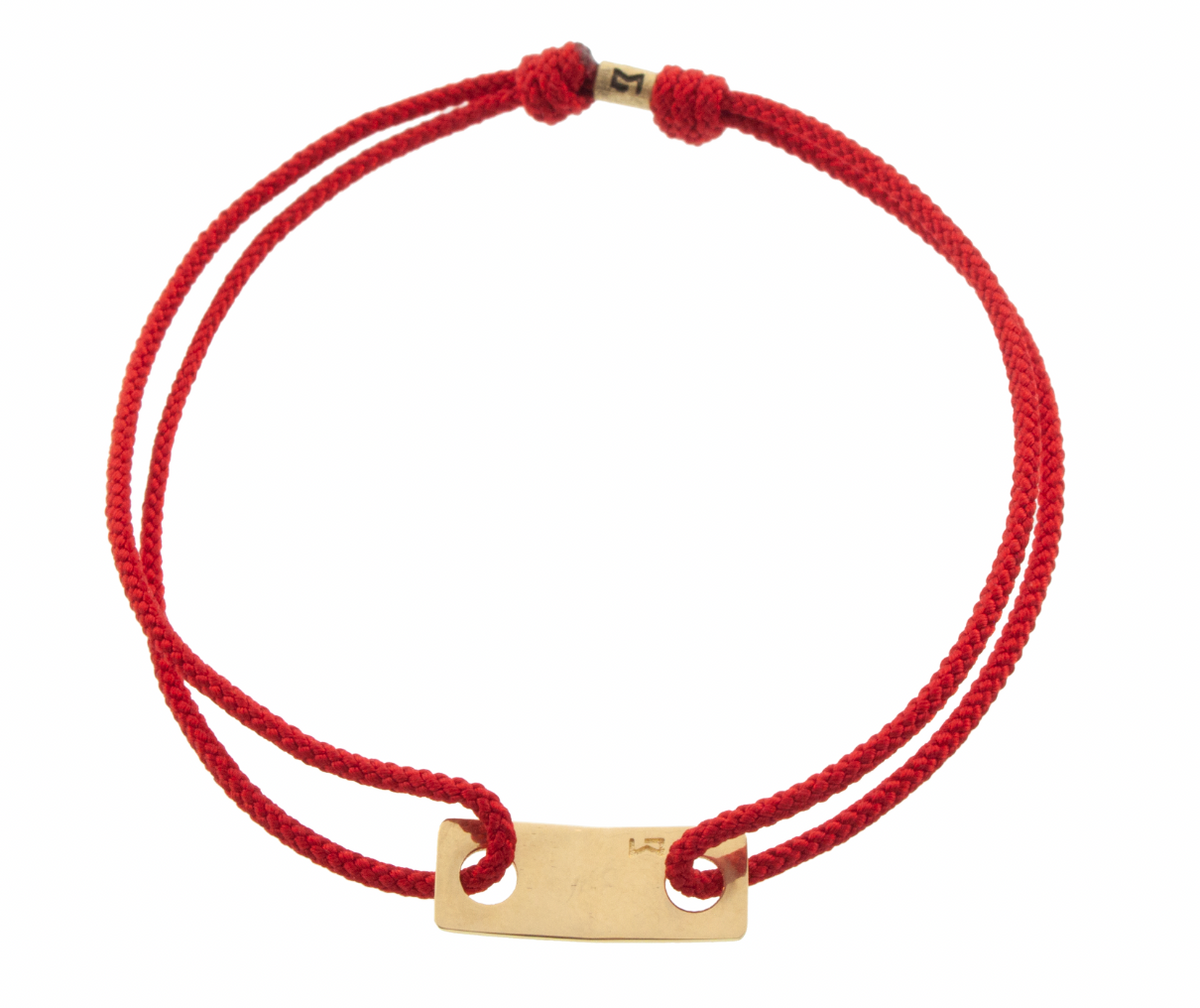 Petite plaque d'identification à maillons dorés sur bracelet cordon rouge
