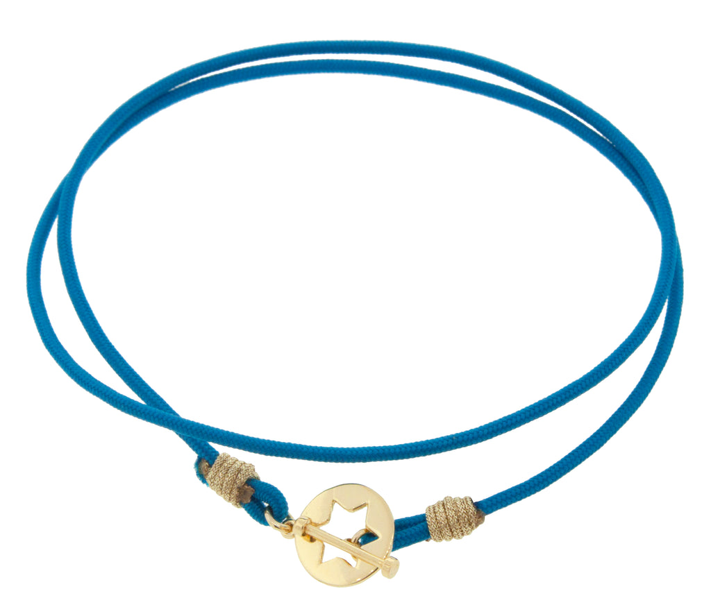 Cierre de palanca con estrella de David en una pulsera de cordón azul de doble vuelta