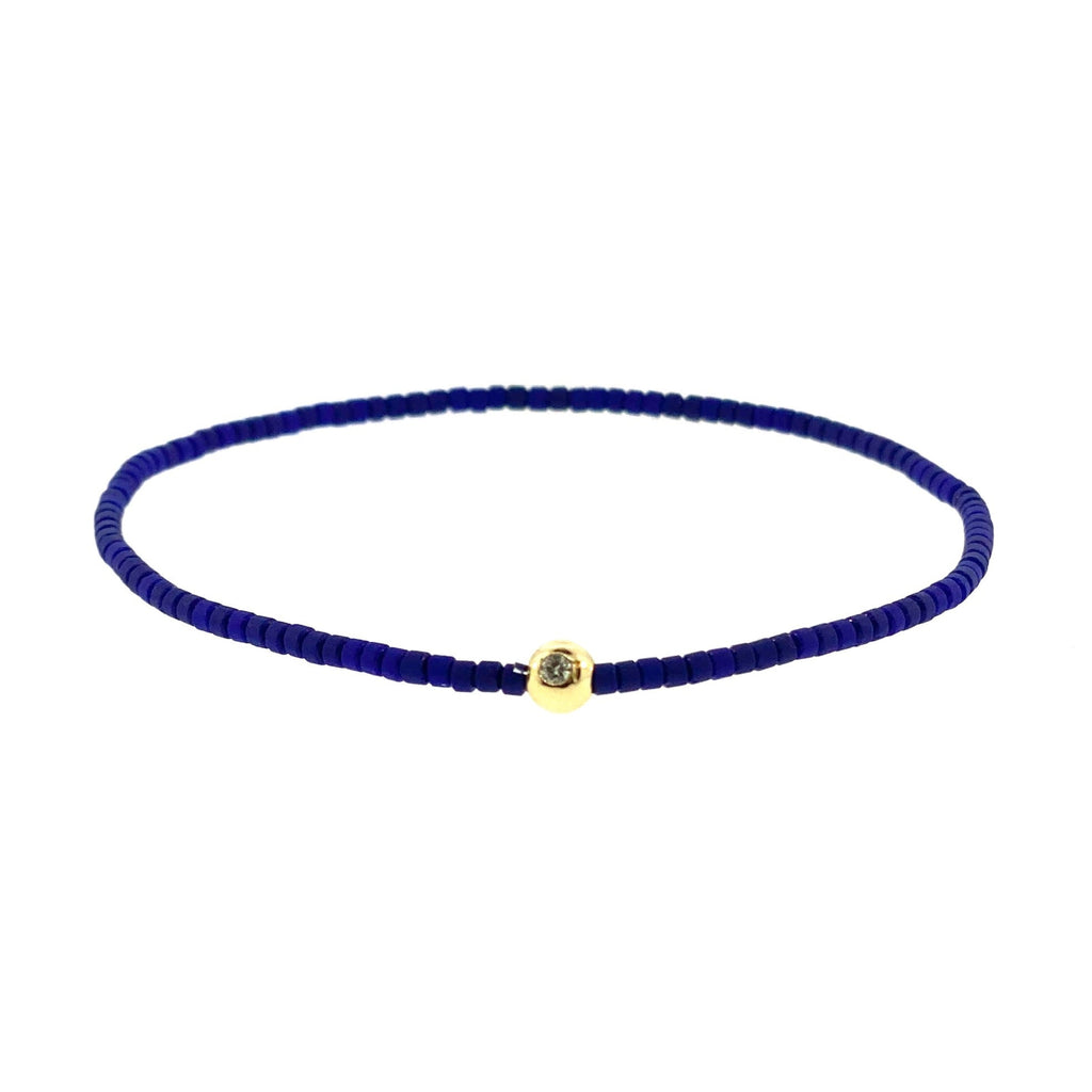 Boule d'or avec diamant blanc sur bracelet de perles de verre