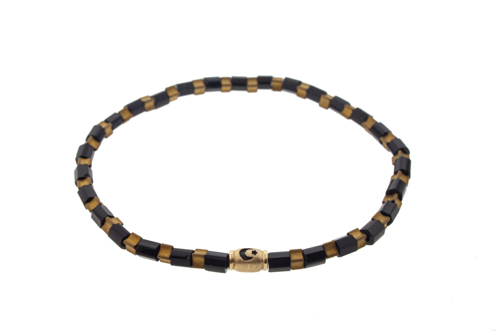 Étoile de lune en baril d’or sur un bracelet perlé