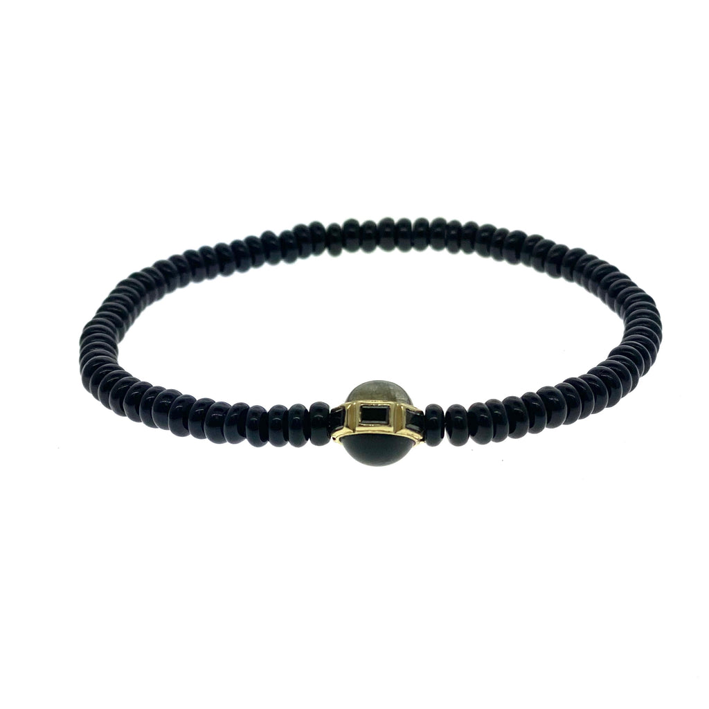 Collar de oro con diamantes y cabujones sobre pulsera de cuentas de piedras preciosas 